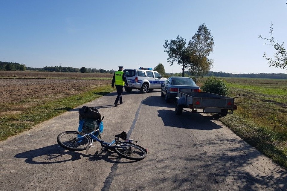 Jechał lewą stroną jezdni, potrąciła go osobówka - Zdjęcie główne