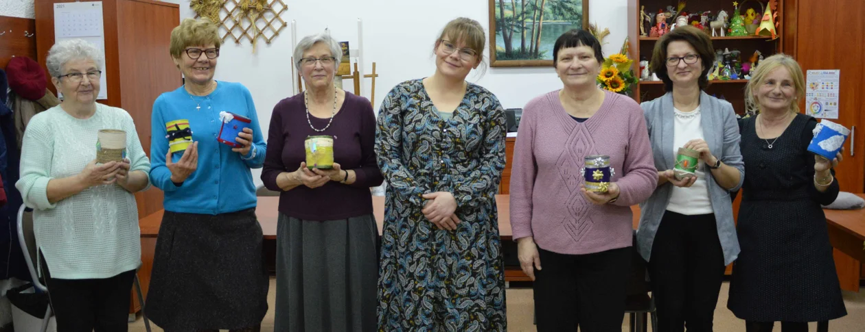 Uniwersytet Trzeciego Wieku w Puławach: Teresa Heleska, Bożena Żondeł, Krystyna Koza, Teresa Jakubowska, Alicja Stołecka, Renata Stępień, Teresa Dybalska. Instruktor: Małgorzata Król-Smagała 