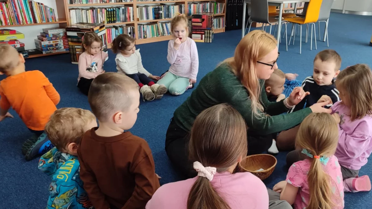 Emocjonalne ferie w bibliotece, czyli w Górze Puławskiej uczą o uczuciach - Zdjęcie główne