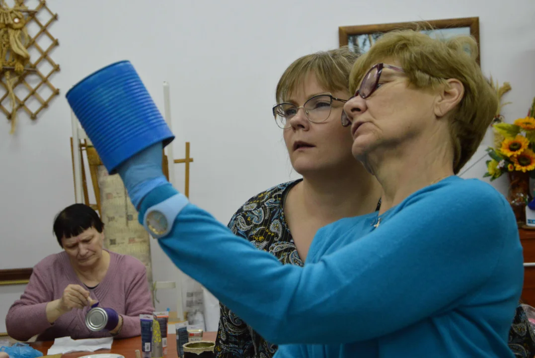 Pod okiem instruktorki Małgorzaty Król-Smagały uczestniczki warsztatów dali nowe życie opróżnionym metalowym puszkom. Zamiast trafić do kosza na śmieci, puszki stały się własnoręcznie wykonanymi pojemnikami, np. na długopisy czy przybory kuchenne