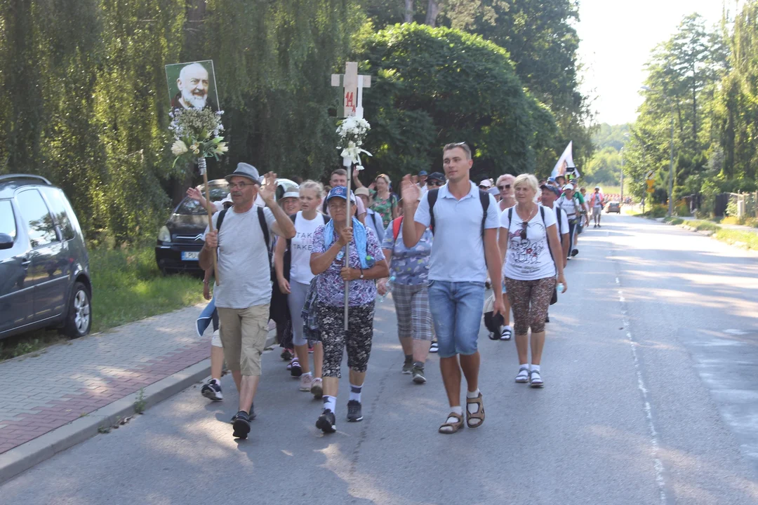 Pielgrzymi z Podlasia maszerując na Jasną Górę