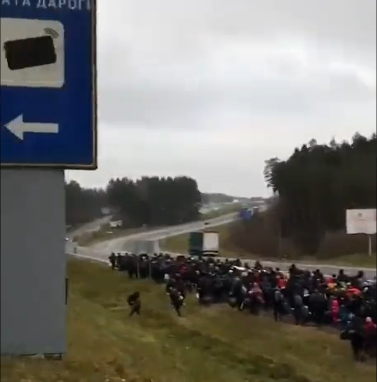Stan wyjątkowy: Tłum imigrantów zmierza na granicę z Polską - Zdjęcie główne