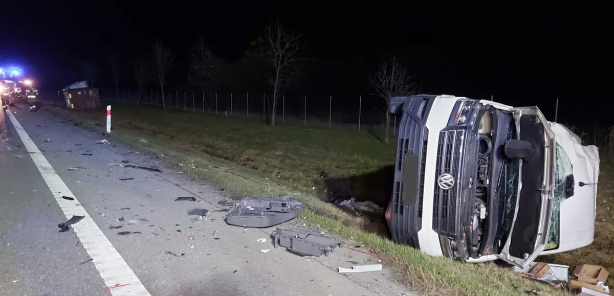 Dwa samochody w rowie na drodze do Radomia - Zdjęcie główne