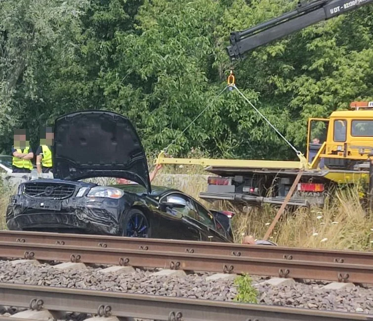 Utknął volvo na torowisku. Tak poprowadziła go nawigacja - Zdjęcie główne