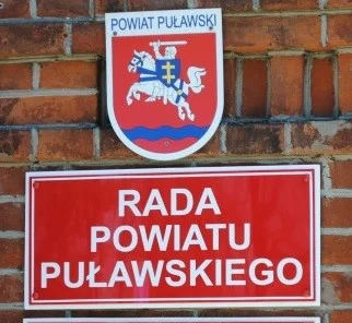 Trzech etatowych członków Zarządu Powiatu Puławskiego. Opozycja: Nieetyczne! - Zdjęcie główne