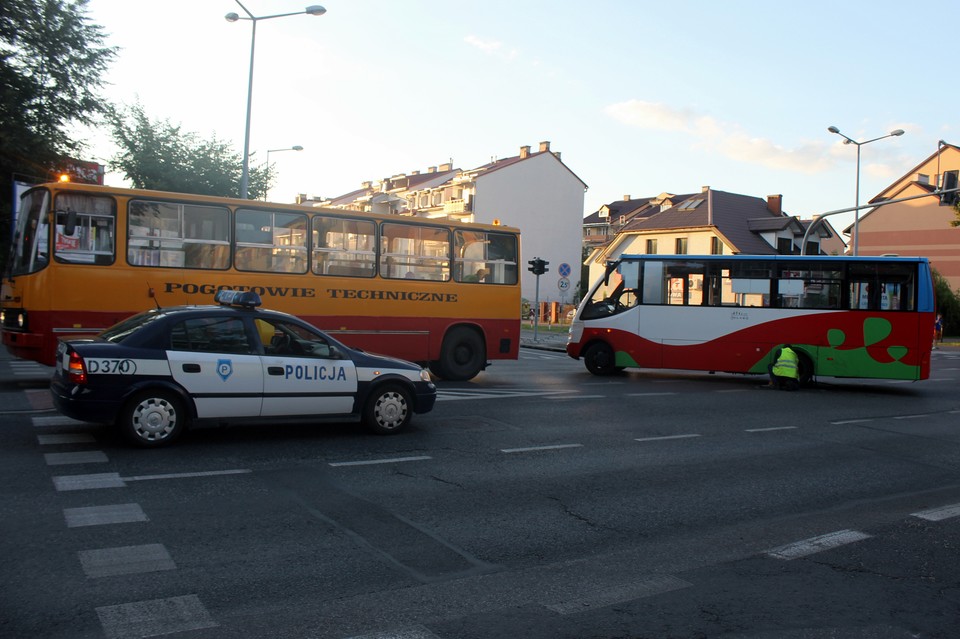 Autobus blokuje skrzyżowanie, a zholować się nie daje - Zdjęcie główne