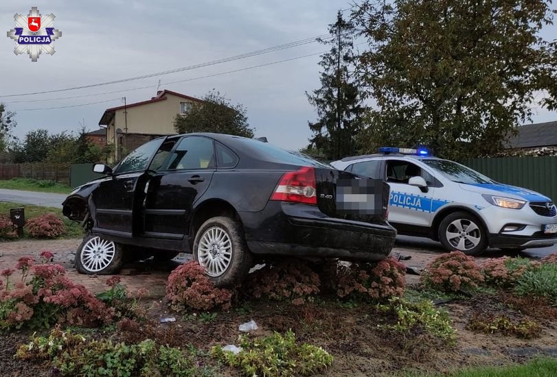 Pijany zatrzymał się na rabatce z kwiatami. Po wszystkim uciekł - Zdjęcie główne