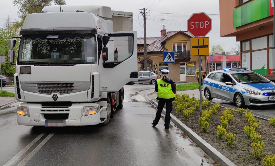 Końskowola: Kierujący ciężarówką potrącił pieszą. Helikopterem została przetransportowana do szpitala w Lublinie - Zdjęcie główne