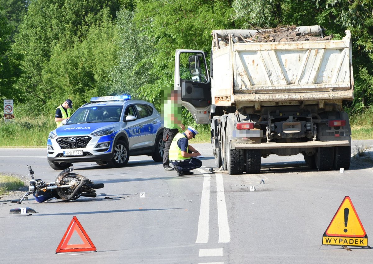 Zderzenie motoroweru z ciężarówką - Zdjęcie główne