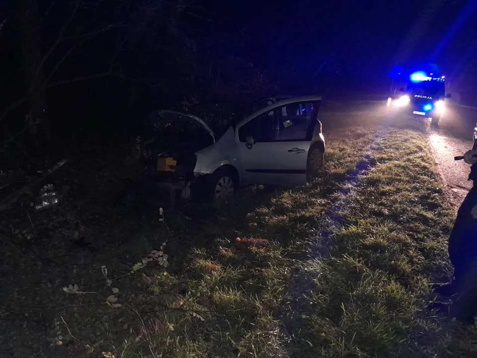 Dachowanie na ekspresówce i auto w rowie na drodze wojewódzkiej - Zdjęcie główne