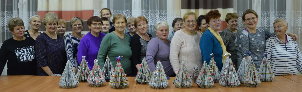 ECO SENIORzy z Elżbiety w powiecie opolskim (KGW "Elżbiecianki" w Elżbiecie): Anna Łakoma, Ewa Rybak, Danuta Superson, Danuta Wilczyńska, Krystyna Szewczyk, Grażyna Gibuła, Janina Maciejewska, Jadwiga Winiarz, Teresa Turska, Stanisława Giza, Anna Kucharczyk, Lidia Śpiewak, Krystyna Dobosz, Irena Szuba, Jolanta Żurawska, Jolanta Stola, Anna Kalita. Instruktor: Małgorzata Król-Smagała 