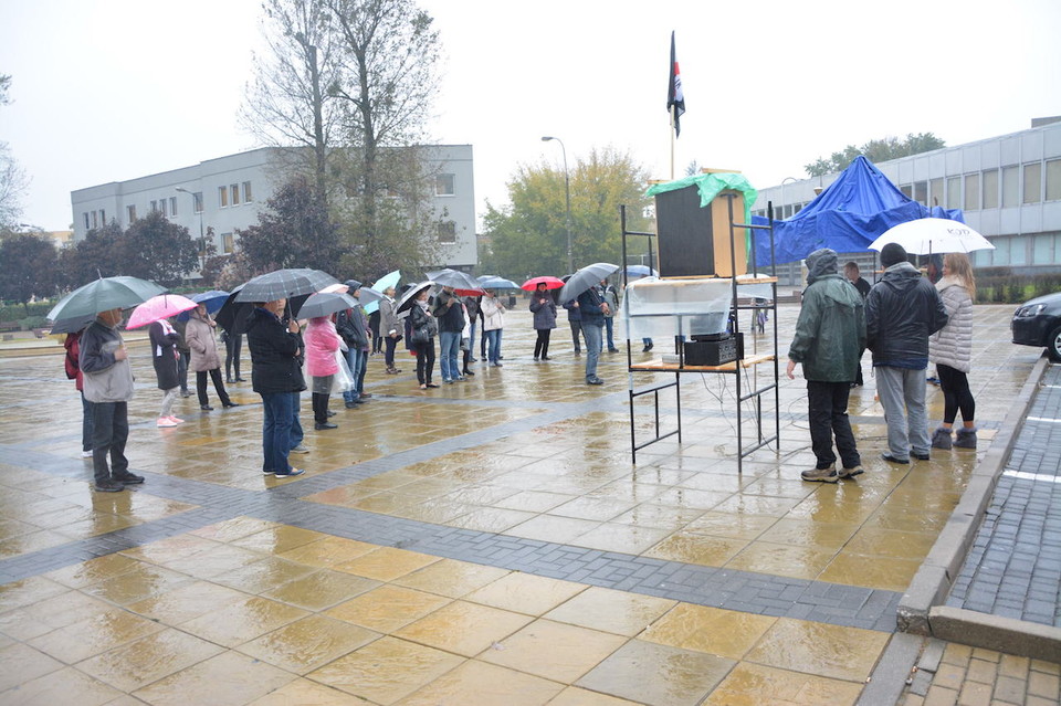 Deszcz ostudził nastroje na protestach - Zdjęcie główne