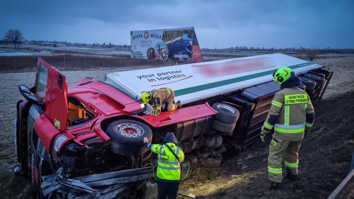 Ciężarówka wypadła z drogi - Zdjęcie główne