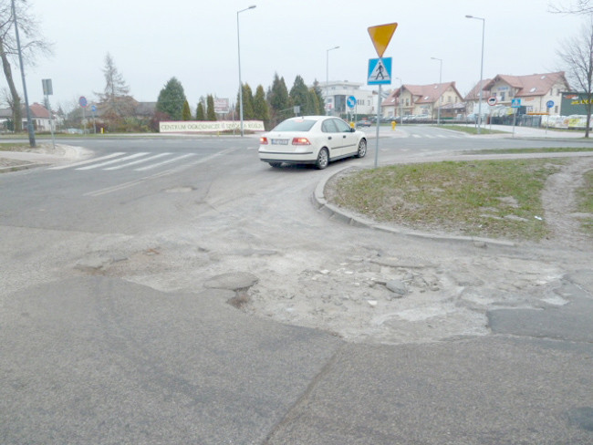 Dziura w drodze wciąż się odnawia. Nie wiadomo kto ma ją naprawić - Zdjęcie główne