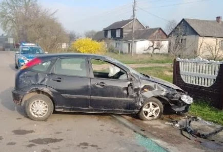 Zderzenie dwóch samochodów w Żyrzynie. Jeden dachował - Zdjęcie główne