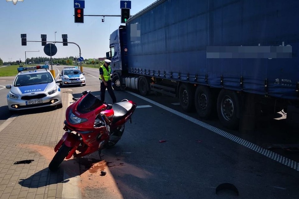 Anielin: Motocykl wpadł na ciężarówkę - Zdjęcie główne