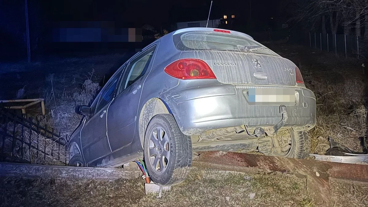 Usłyszeli huk. Peugeot jazdę zakończył na przydrożnej kapliczce - Zdjęcie główne