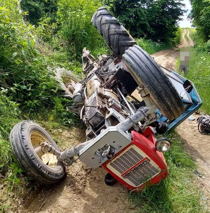 Wypadek w Wąwolnicy. Poszkodowany traktorzysta - Zdjęcie główne