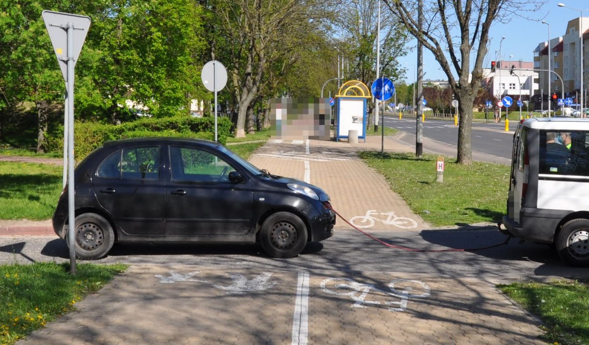 Puławy: Wypadek z udziałem rowerzystki i holujących się pojazdów - Zdjęcie główne