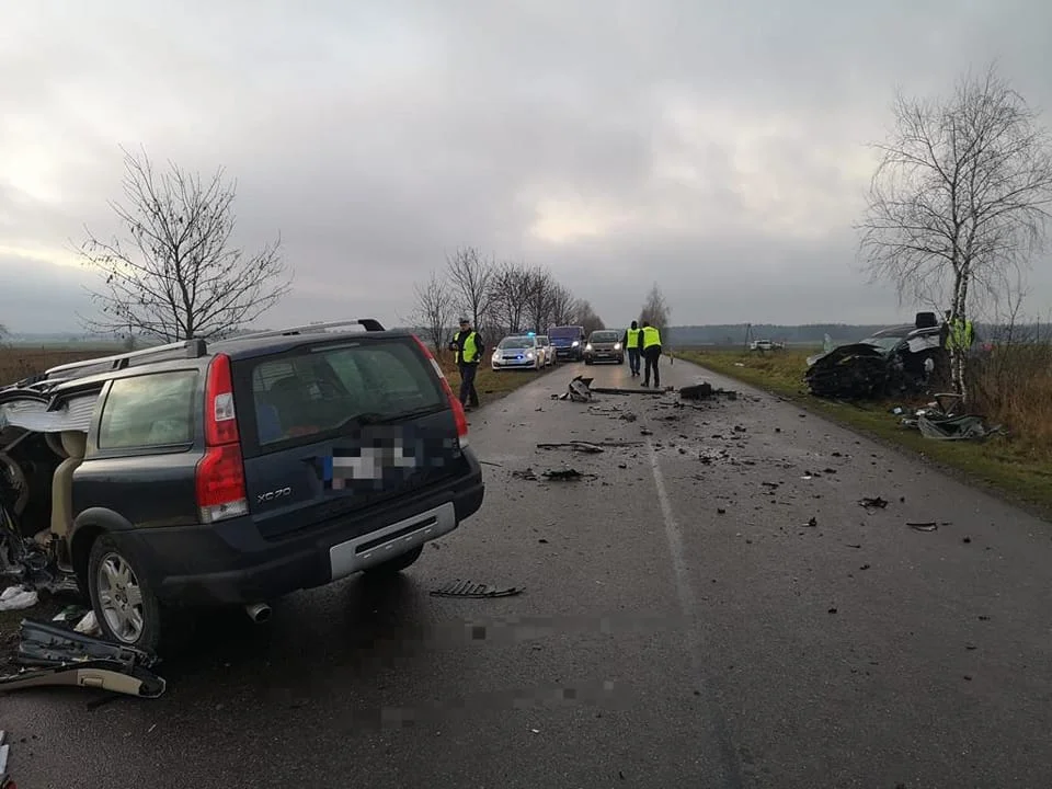 Powiat puławski: Tragedia na drodze. Nie żyje jedna osoba - Zdjęcie główne