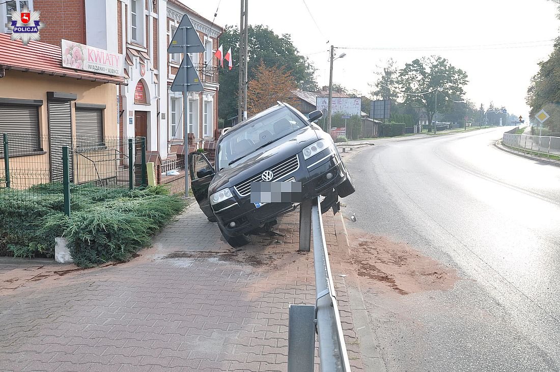 Zjechał z drogi i zawiesił samochód na barierze - Zdjęcie główne