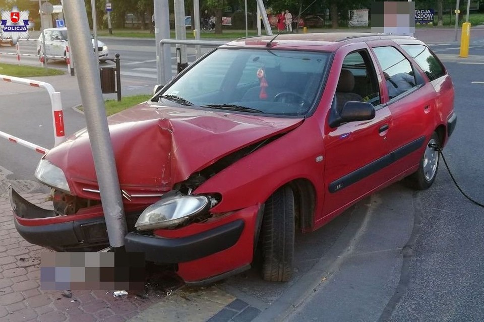 Wracał z chrzcin, wjechał w sygnalizator - Zdjęcie główne