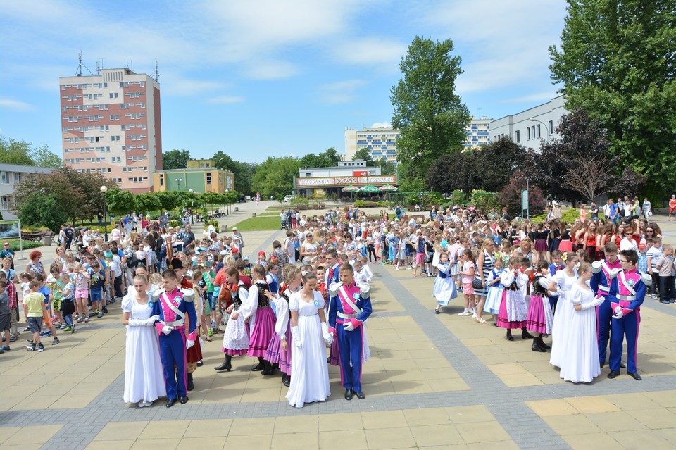 Tańczące Puławy - puławianie zatańczyli poloneza na 365 par (galeria) - Zdjęcie główne