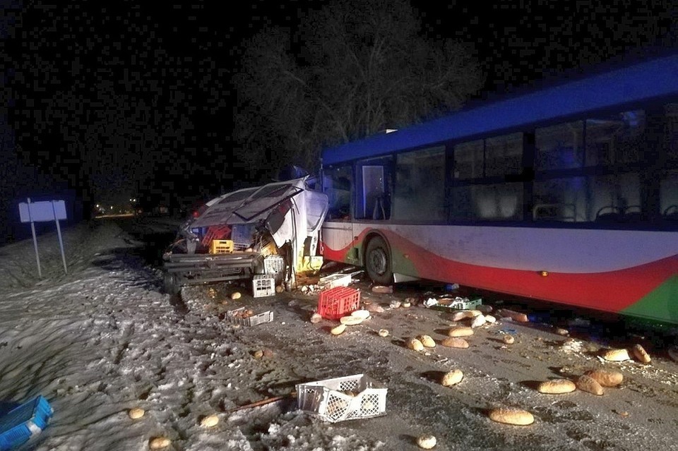 Zderzenie busa z emką. Nie żyje kierowca dostawczaka - Zdjęcie główne