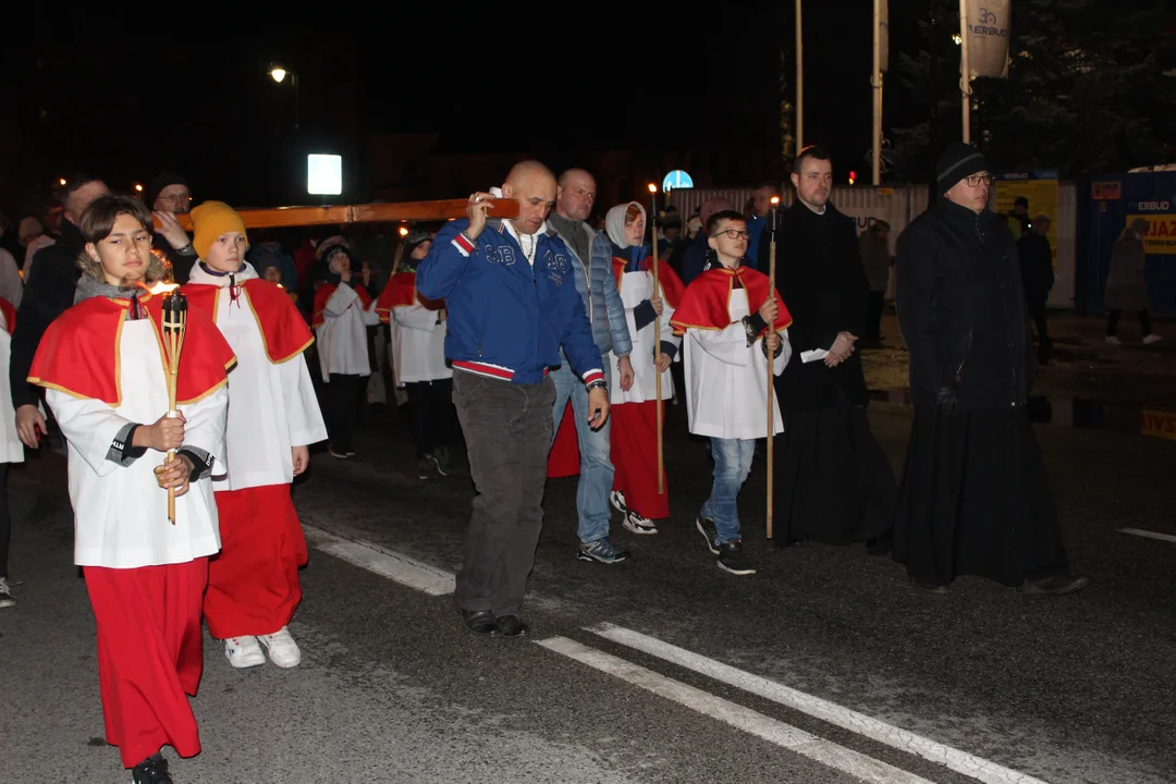 Puławscy wierni przemierzali ulice niosąc krzyż - Zdjęcie główne