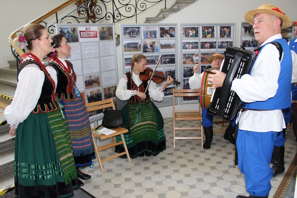 Rzeźbią, szyją i malują od 60 lat - jubileusz Klubu Twórców Ludowych (galeria) - Zdjęcie główne