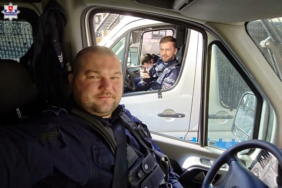 Policjant wyprowadził mężczyznę z płonącego mieszkania - Zdjęcie główne