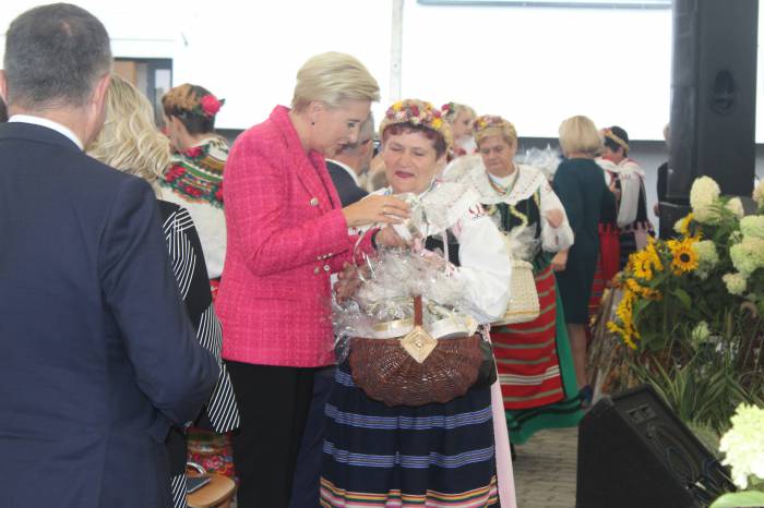 Opuszczając Żyrzyn, Pierwsza Dama dostała prezent prosto z rąk Elżbiety Kozak jednej z członkiń Koła Gospodyń Wiejskich w Zagrodach 