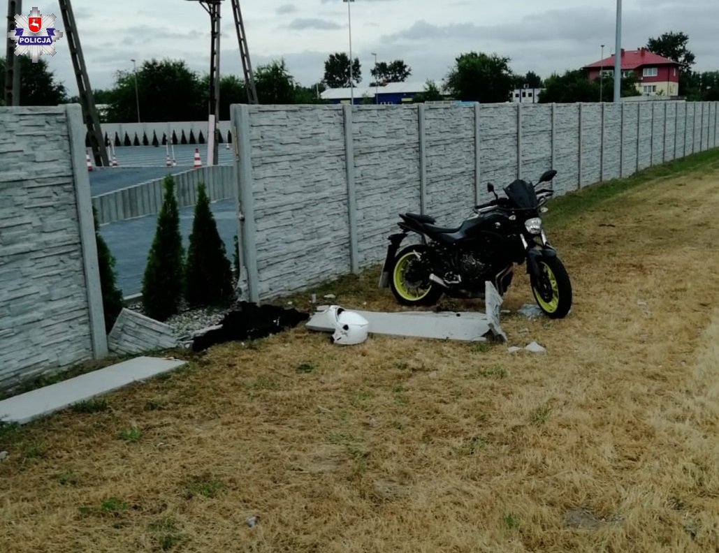 Kursantka wjechała motocyklem w betonowe ogrodzenie. - Zdjęcie główne