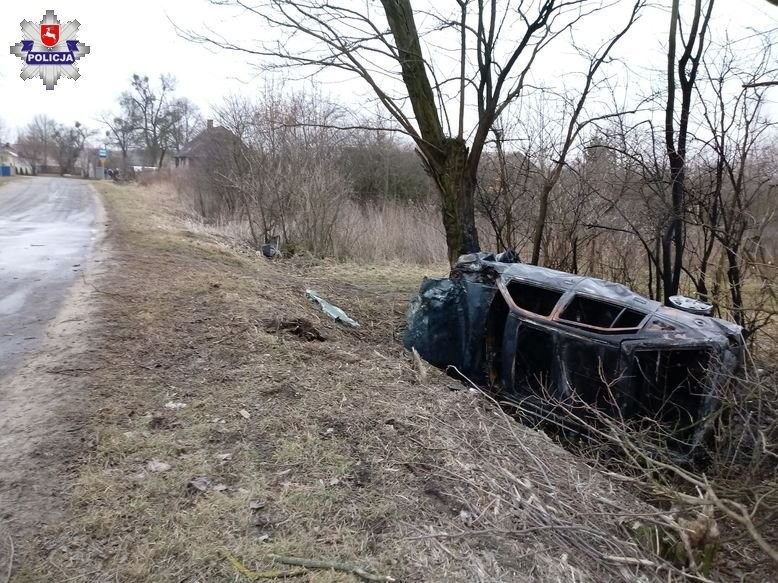 Opel wypadł z drogi, dachował, a następnie się zapalił. Kierowca miał 2 promile - Zdjęcie główne