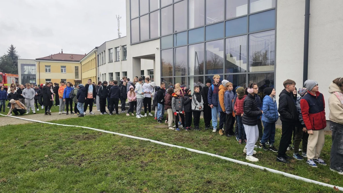 Strażacy odwiedzili gołębską podstawówkę. Takiej wiedzy nigdy nie za wiele - Zdjęcie główne