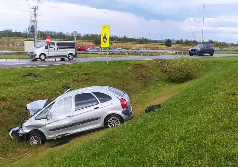 Powiat puławski: Samochód wypadł z drogi i wylądował w rowie. Kierowca był poszukiwany - Zdjęcie główne