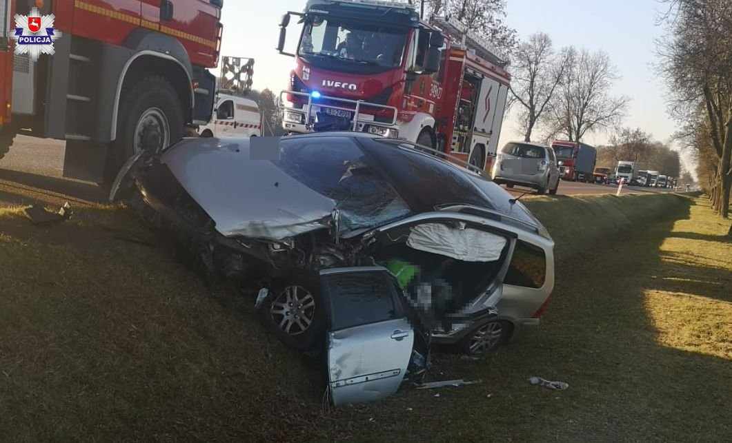 Powiat bialski: Na krajowej dwójce zderzyły się samochody. Jednemu kierowcy musieli pomóc strażacy - Zdjęcie główne