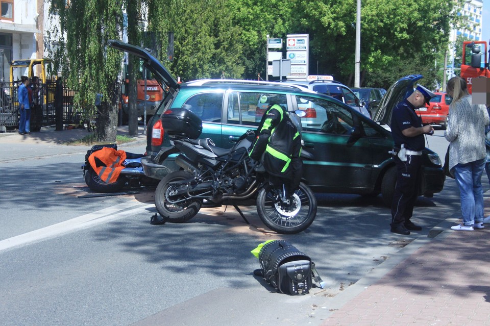 Zderzenie motocykla z osobówką (zdjęcia) - Zdjęcie główne