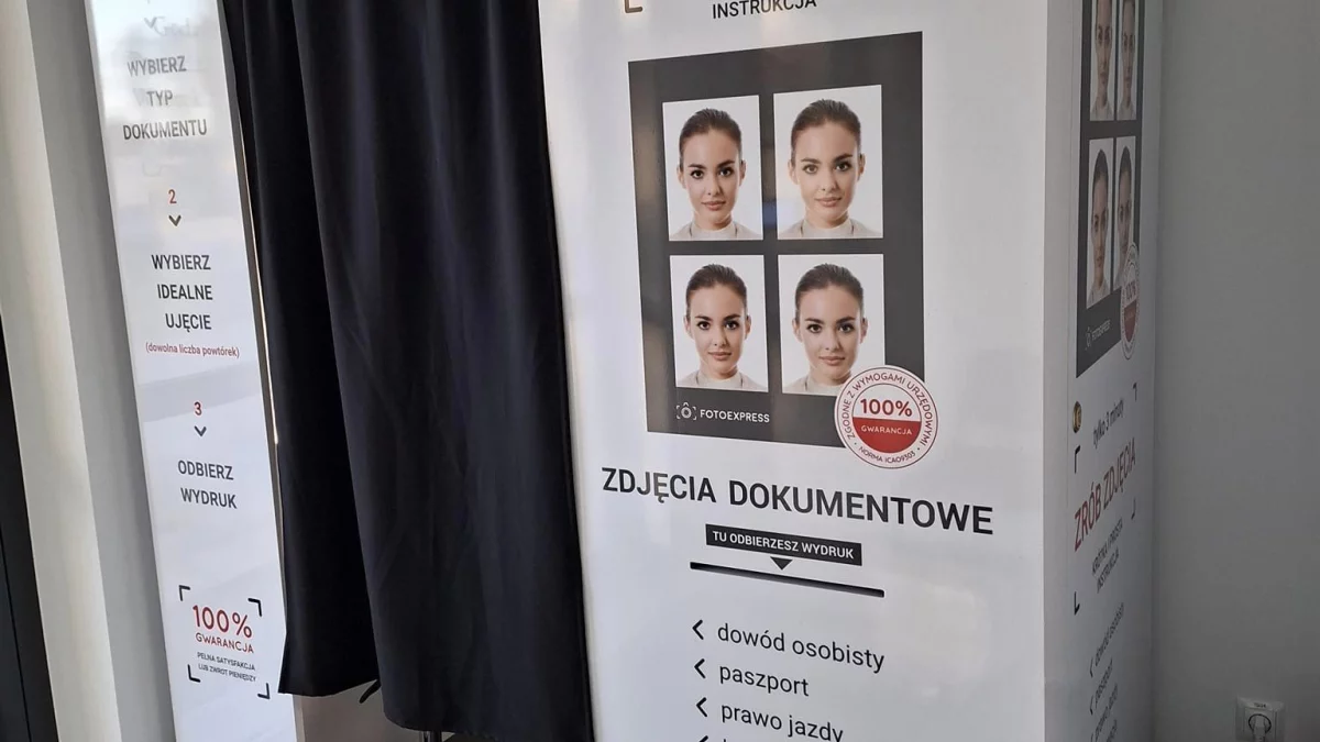 Profesjonalna fotokabina w Urzędzie Gminy w Żyrzynie. Wykonanie zdjęć zajmuje 3 minuty - Zdjęcie główne