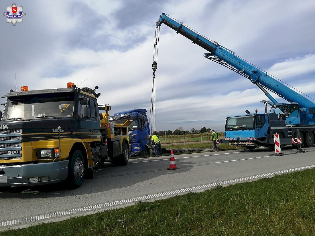 Kierowcy jadący ciężarowymi dafami zjechali do rowu - Zdjęcie główne