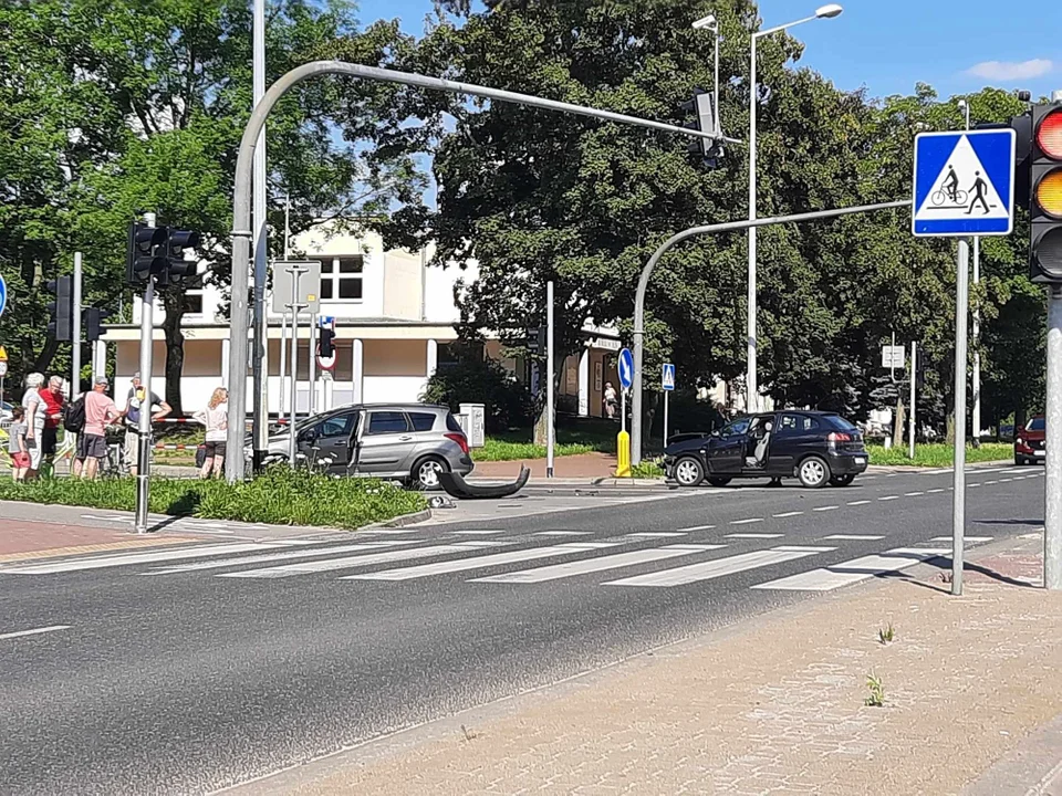 Zderzenie aut w centrum Puław. Jedna osoba w szpitalu - Zdjęcie główne