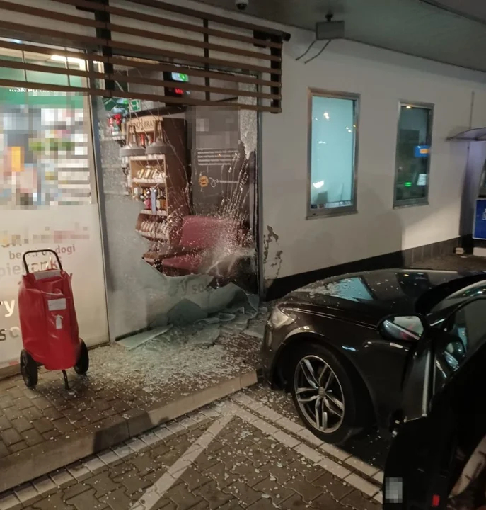 Puławy: Wjechała samochodem w szklaną witrynę stacji benzynowej - Zdjęcie główne