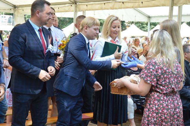 Symboliczne dzielenie się chlebem