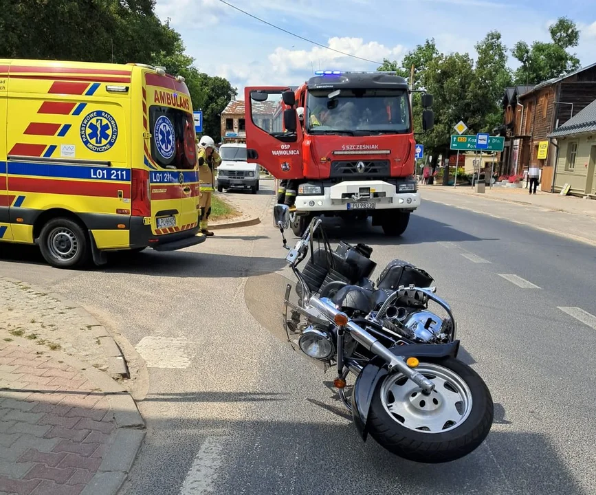 Powiat puławski: Osobówka nie ustąpiła pierwszeństwa motocyklowi. Jedna osoba w szpitalu - Zdjęcie główne