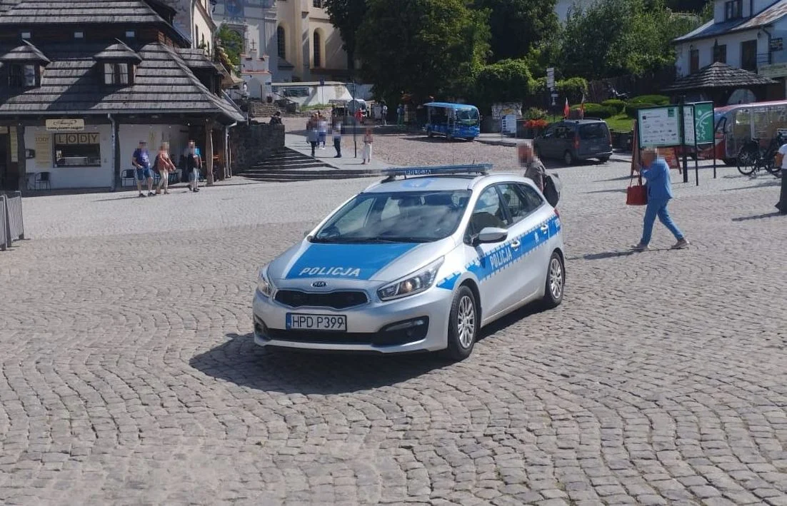 Co tam zakaz. Wjechał na Rynek w Kazimierzu - Zdjęcie główne