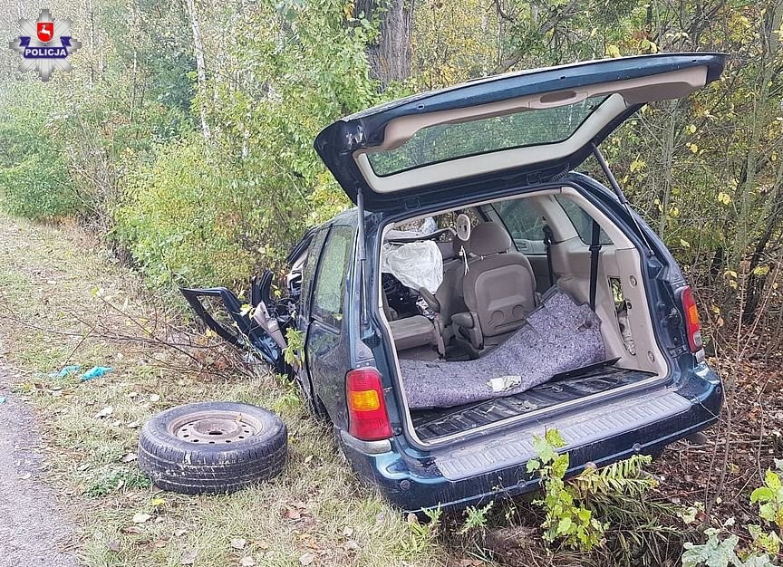 Zjechał z drogi i uderzył w drzewo. Zginęła pasażerka - Zdjęcie główne