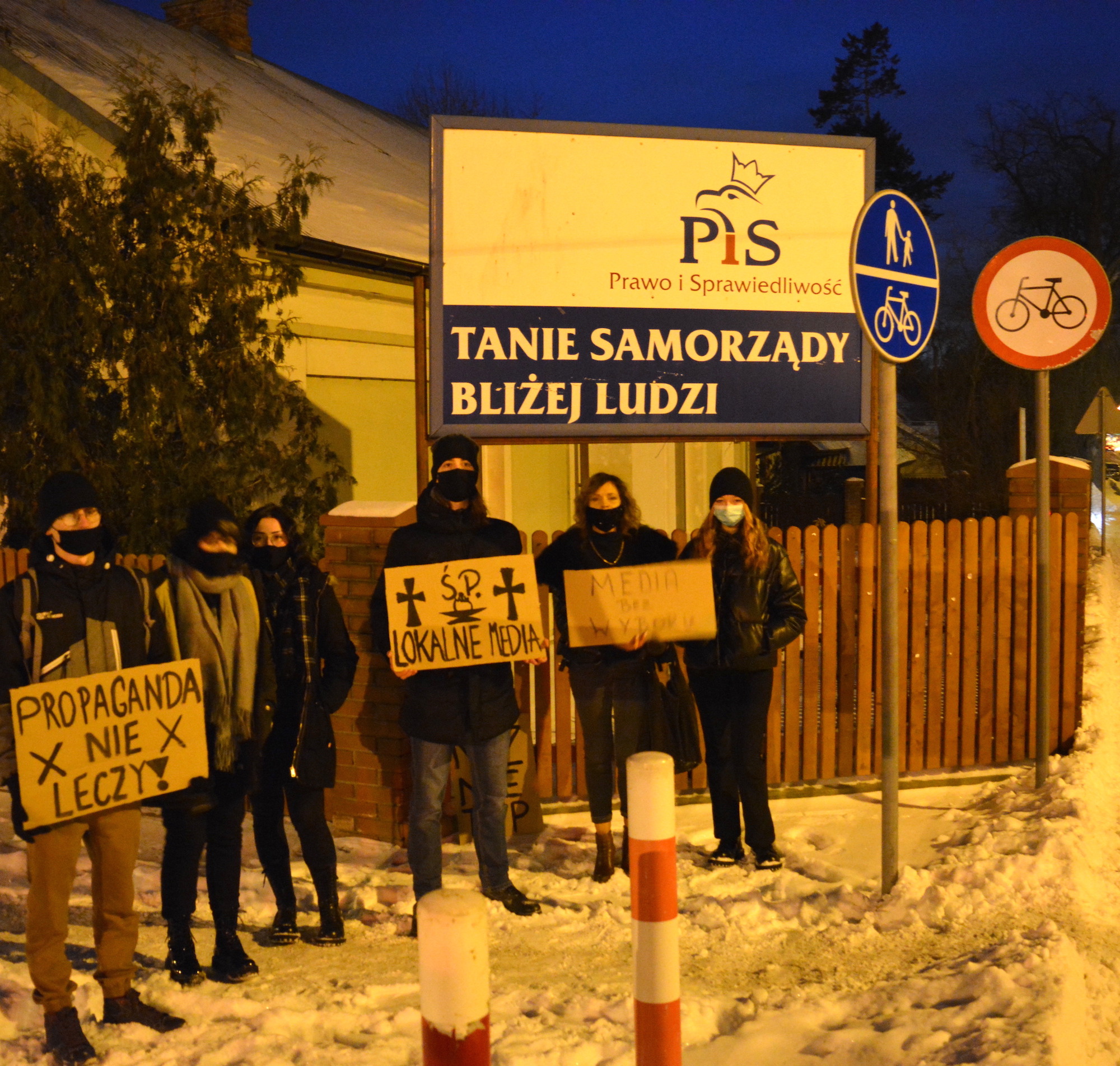 Protest w obronie mediów w Puławach - Zdjęcie główne