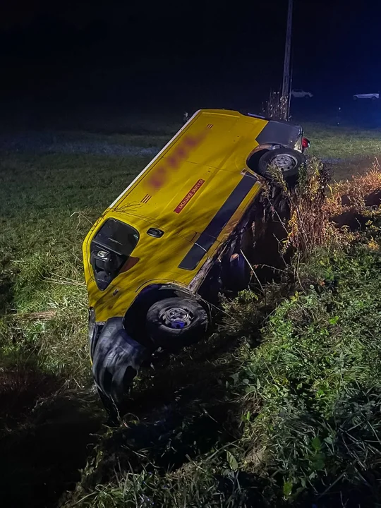 Kierowca dostawczaka najadł się strachu. Dachowanie pod Markuszowem - Zdjęcie główne