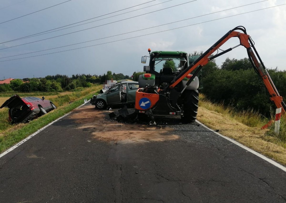 Zderzenie trzech pojazdów na drodze Puławy - Dęblin. Jedna osoba w szpitalu - Zdjęcie główne