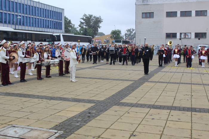 Wszystkie zespoły ostatniego dnia festiwalu zaprezentowały się na Placu Chopina w centrum Puław. Wydarzenie przez opady deszczu spowodowało zmiany z planach organizatorów 